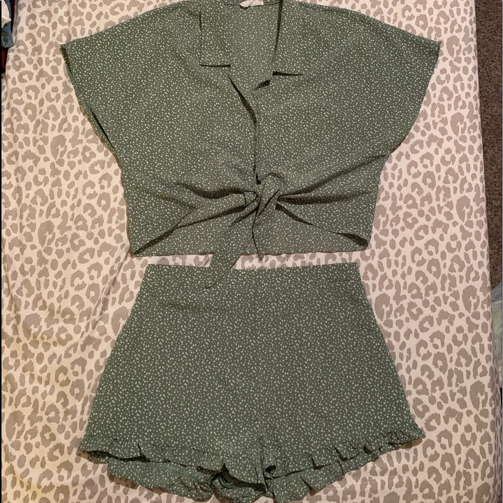 cute green and white outfit, size M, never worn
